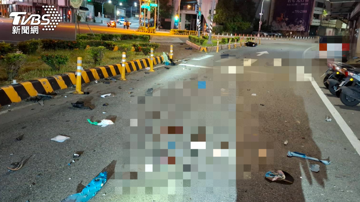 地板散落大量車體零件，且地板還有血跡。（圖／TVBS）
