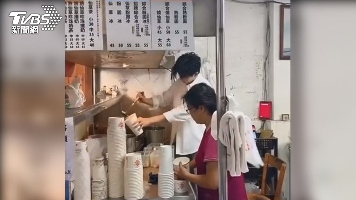 高雄文化中心附近一間粉圓店一夜之間爆紅,一名男子彎著身子熟練地裝著珍珠奶茶,畫面一出讓網友暴動,以為是男神張凌赫來到店家。(圖/翻攝Threads@bben89)