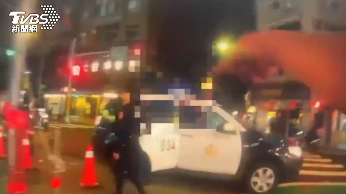 晴光市場2男互相攻擊受傷，警到場釐清糾紛原因為搶椅子。（圖／TVBS）