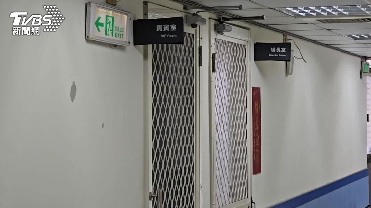男子擅闖休息室,球團負責啦啦隊的相關人員透露,目前已經有掌握擅闖民眾身分,將進行處理。(圖/TVBS)