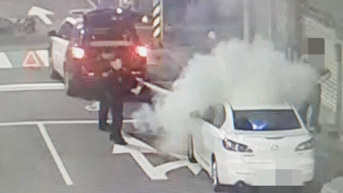 車禍現場突發火燒車意外 基隆警機警救援持滅火器秒撲滅