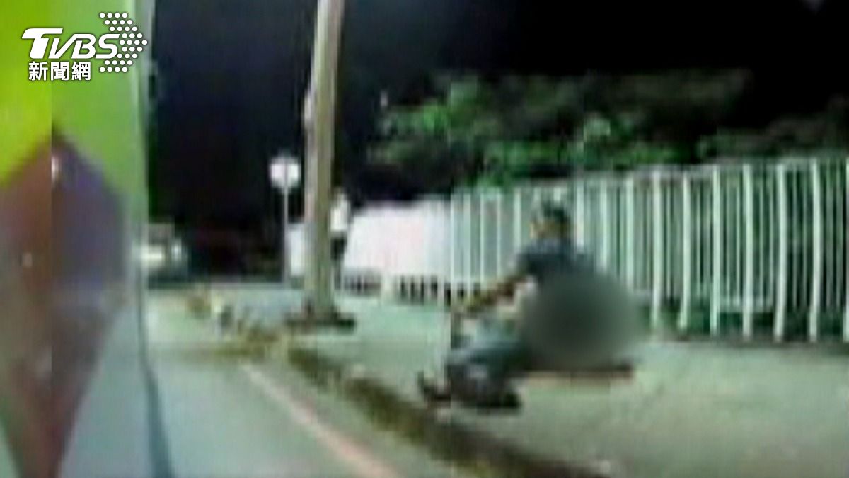 救護車火速抵達現場時，余姓男子已躺在地上，熱心民眾在一旁攙扶，隨即被緊急送往醫院治療。（圖／TVBS）
