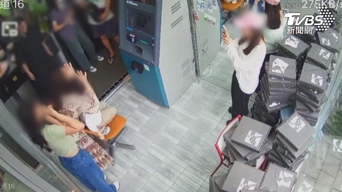 屏東知名披薩店爆消費糾紛,女客人與家人在店內的ATM造型拍貼機前拍照,一名男子耍幽默摸錢包引爆衝突。(圖/店家提供)