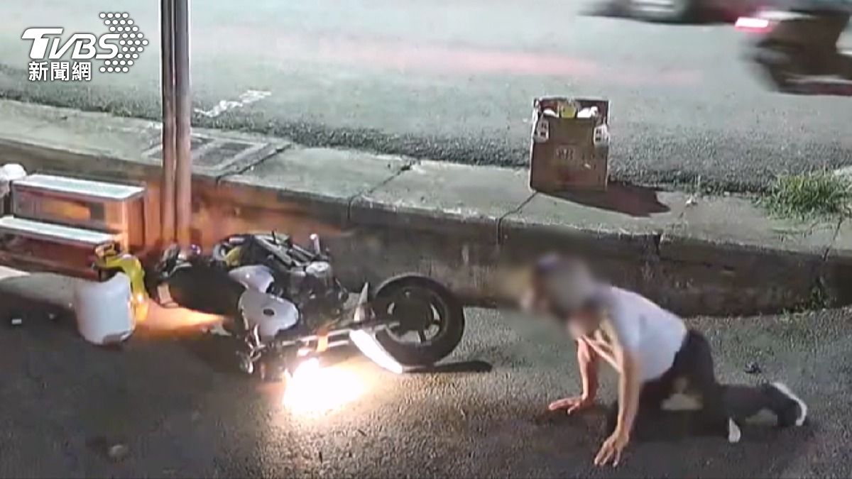 苗栗翁打錯檔 倒車狂撞7車1傷。(圖/TVBS)