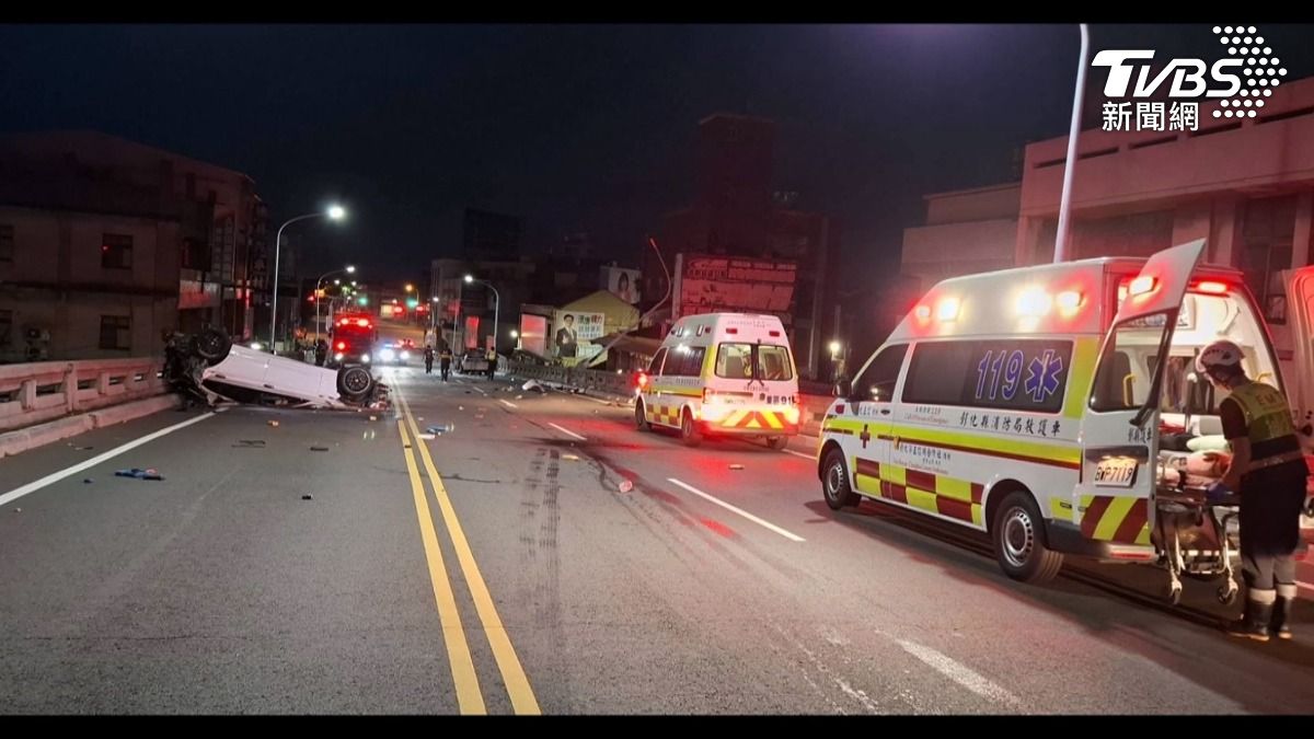 進口轎車「噴射式狂飆」連環撞!新婚妻卡車內亡 夫崩潰痛哭。(圖/TVBS)