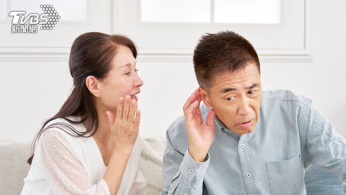 一直聽攏嘸？醫曝「聽力衰退」3徵兆：恐影響大腦認知