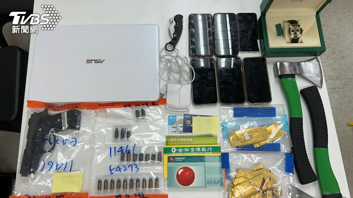 警方查扣槍彈等相關證物。(圖/TVBS)