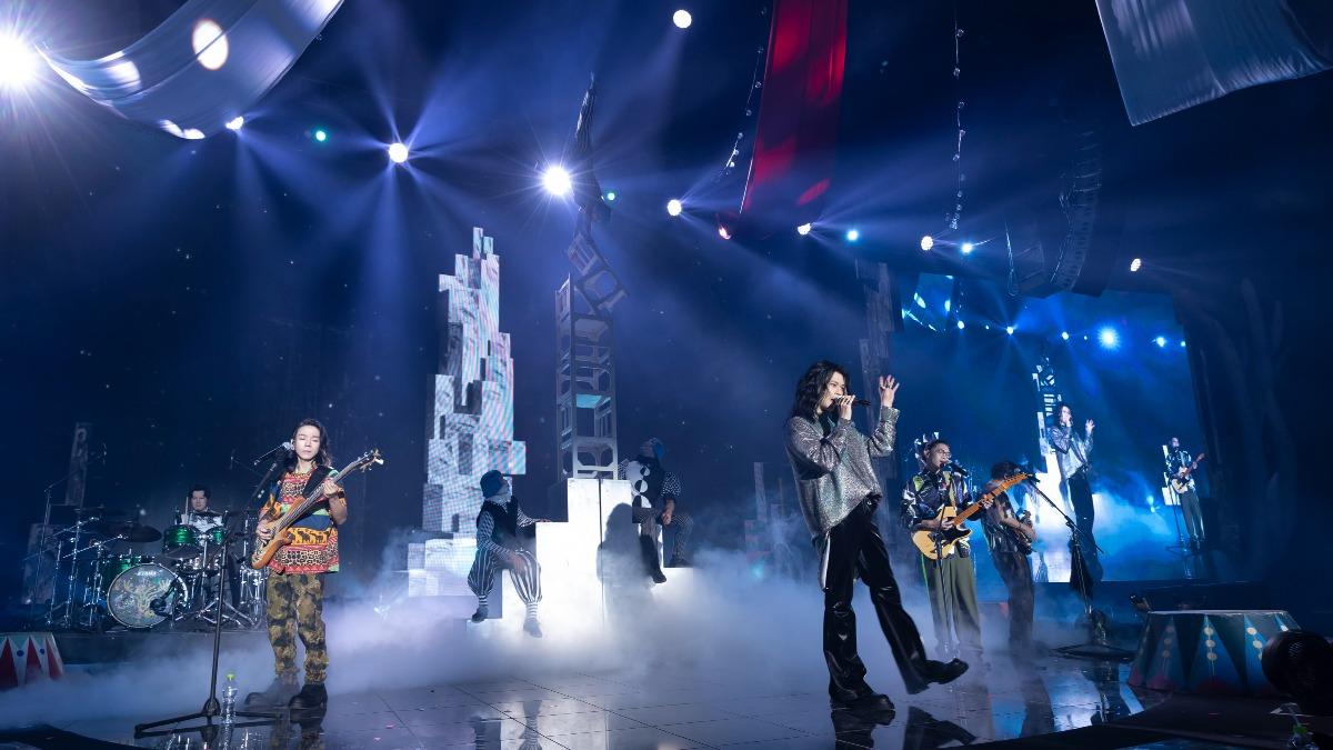麋先生坦言表演時不太敢看向後方的馬戲團表演者。(圖/相信音樂提供)