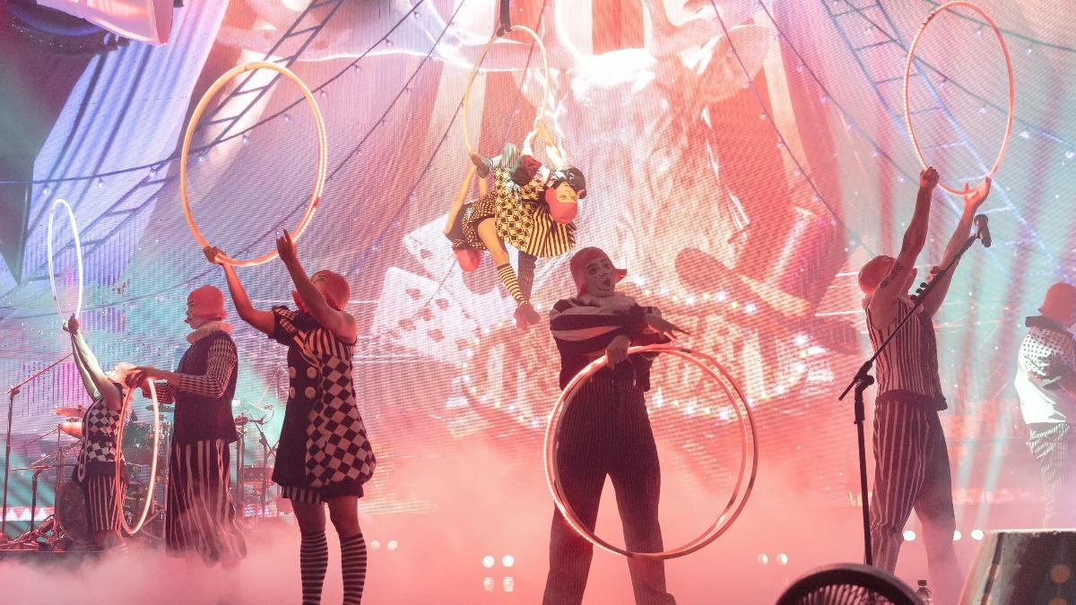 麋先生感謝馬戲表演團隊Eye Catching Circus創造焦點。(圖/相信音樂提供)