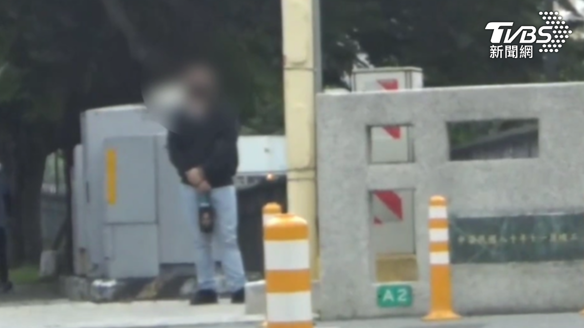 見車手被逮,監控手拔腿狂奔,還是被警方壓制。(圖/TVBS)