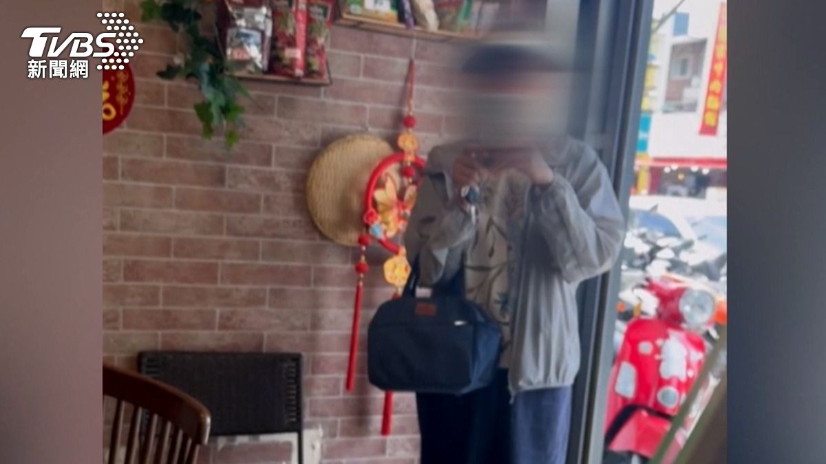 婦人點錯餐點，做好的餐點不是婦人心中所想，指著店員鼻子罵，說對方丟臉，甚至拿起手機要報警，還揚言要提告，離開前不忘拍影片（圖／TVBS）