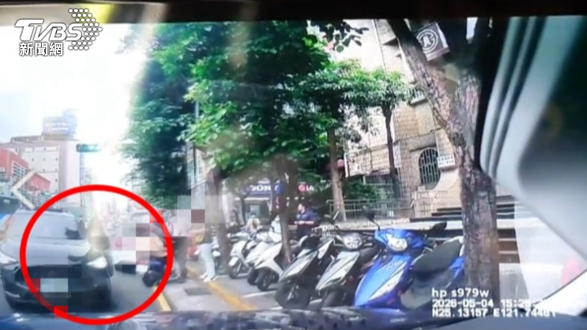 該名肇事男駕駛未下車查看,反而將車往前開。(圖/TVBS)
