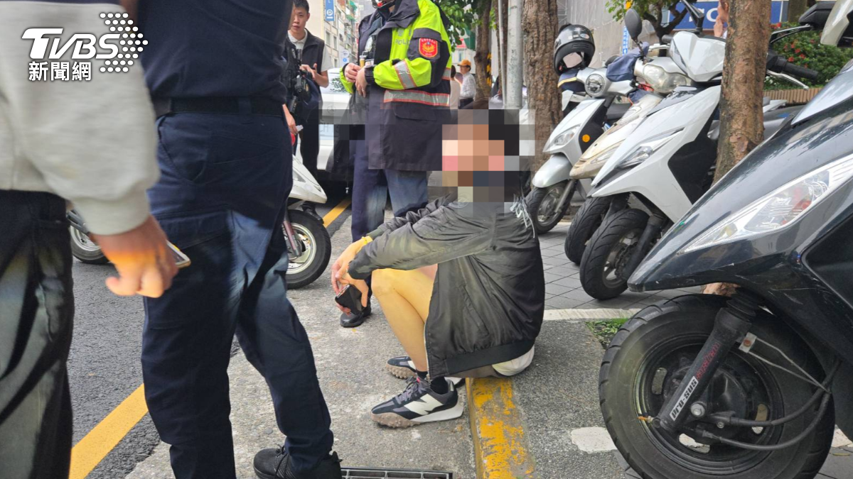 目擊者稱,該名肇事男子疑似吸毒,神情恍惚。(圖/TVBS)
