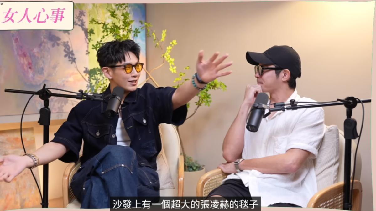 柯震東(左)向王柏傑描述陶晶瑩的周邊。(圖/翻攝自陶晶瑩YouTube)