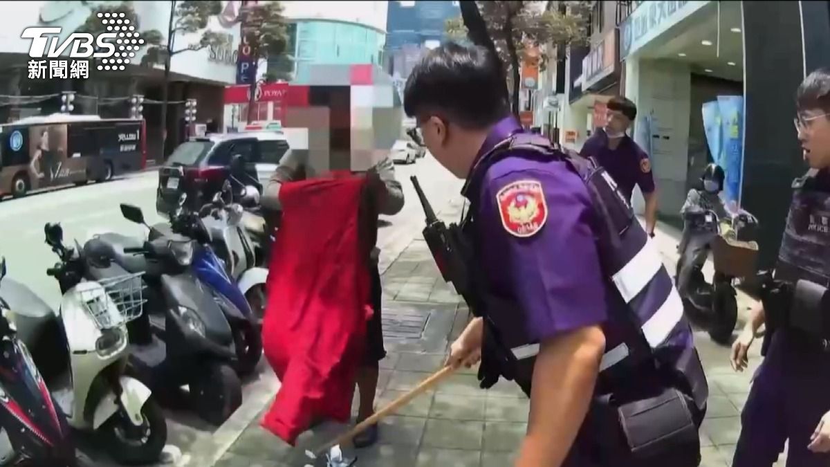高雄三多商圈，一名男子突然拿刀閒晃，還亂吼叫，原來男子疑似情緒失控，跟蔥油餅攤販「借刀」拿走，就氣沖沖跑到人行道上，還好附近店家出聲喝斥（圖／TVBS）