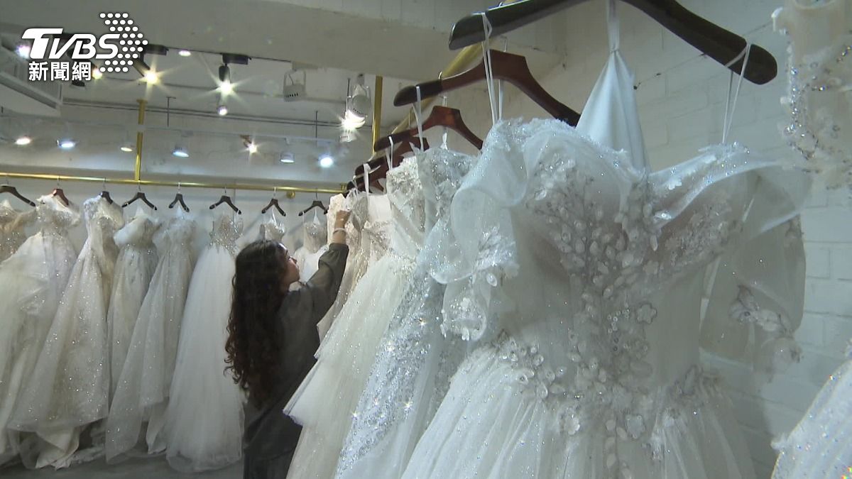 面臨少子化造成的結婚對數減少,婚紗業正面臨經營考驗。(圖/TVBS)