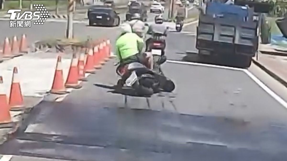 機車壓到新鋪設的柏油,不小心「犁田」摔車,後方民眾抱怨「沒有交通管制」。(圖/畫面翻攝 Threads@jeffweiyu)