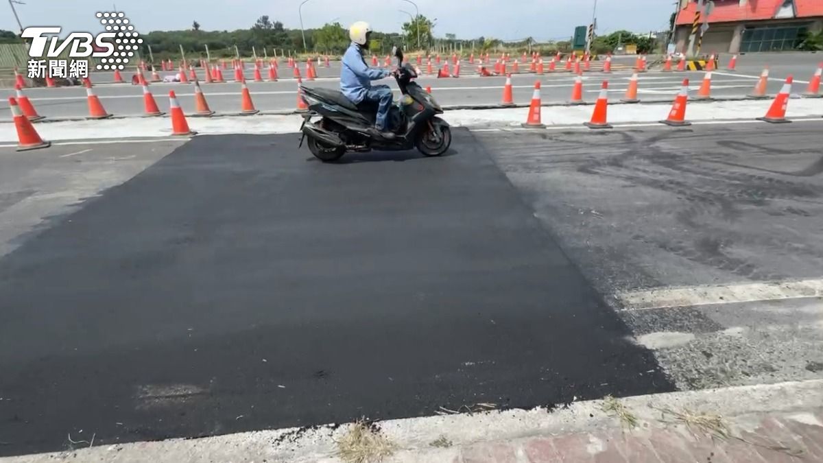 台17線高雄林園區中門路段,連假尾聲自來水公司施工,重鋪柏油因「灑水降溫」造成騎士摔車。(圖/TVBS)