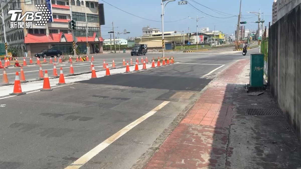 公路局南區養護工程分局發現,自來水公司在施工前「沒有事先通報」,將會依公路法開罰處分。(圖/TVBS)