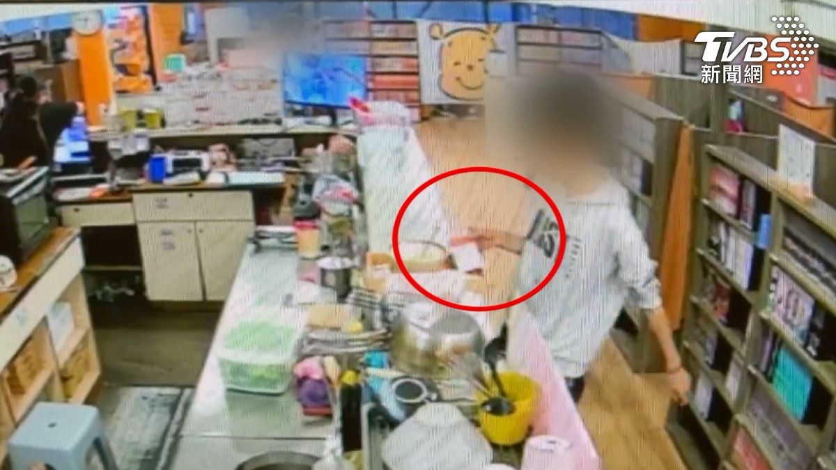 高雄一間24小時經營的漫畫咖啡廳,遇到不付錢的奧客,一對年輕男女前往消費,不料離場時在櫃檯前「瞄了一眼帳單」後便大搖大擺離開(圖/TVBS)