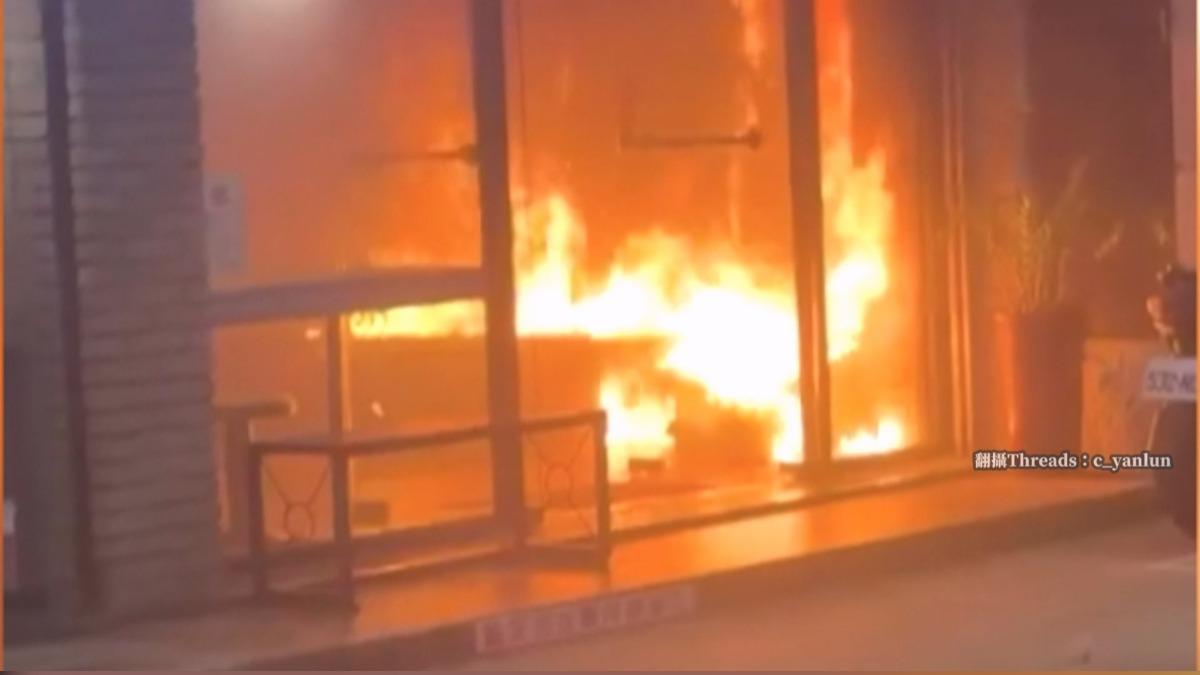 竹南洗衣店深夜竄火!民眾驚喊「要爆炸了」 顧客搶滅火器救援。(圖/Threads c_yanlun)