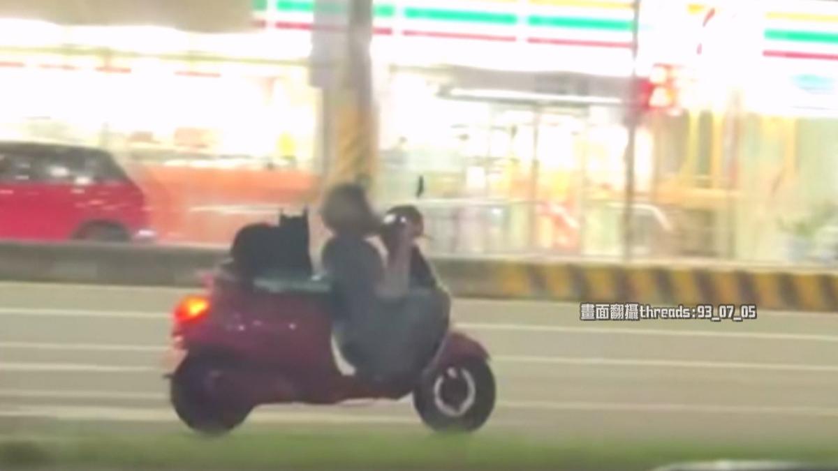 斗六機車騎士「蹲著騎車」讓狗坐! 誇張特技恐噴36600元。(圖/Threads 93_07_05)