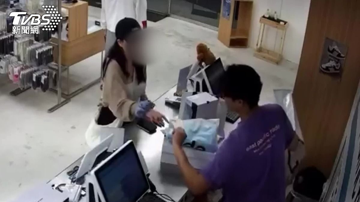 其他顧客向店員謊稱信用卡是自己的，直接盜刷八千多元。（圖／TVBS）