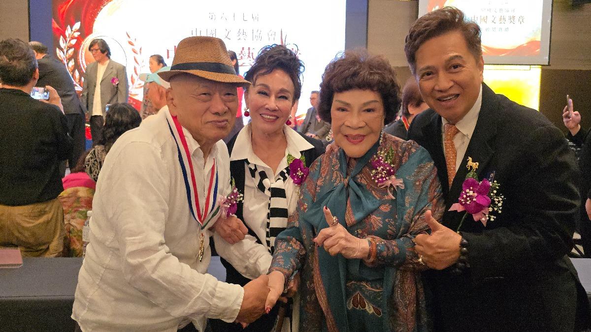 80歲國寶曹金鈴太凍齡!合體周遊曝「養生祕訣」 葉青坐輪椅現身