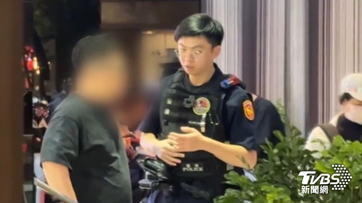 寶藍色婚紗引糾紛,警到場協調,雙方老闆稱誤會一場。(圖/TVBS)