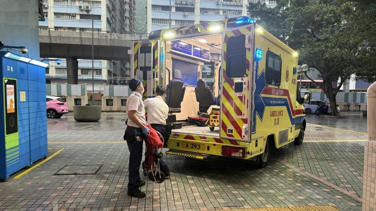 恐怖意外！3歲港童摔倒　褲捲手扶梯「夾傷下體」