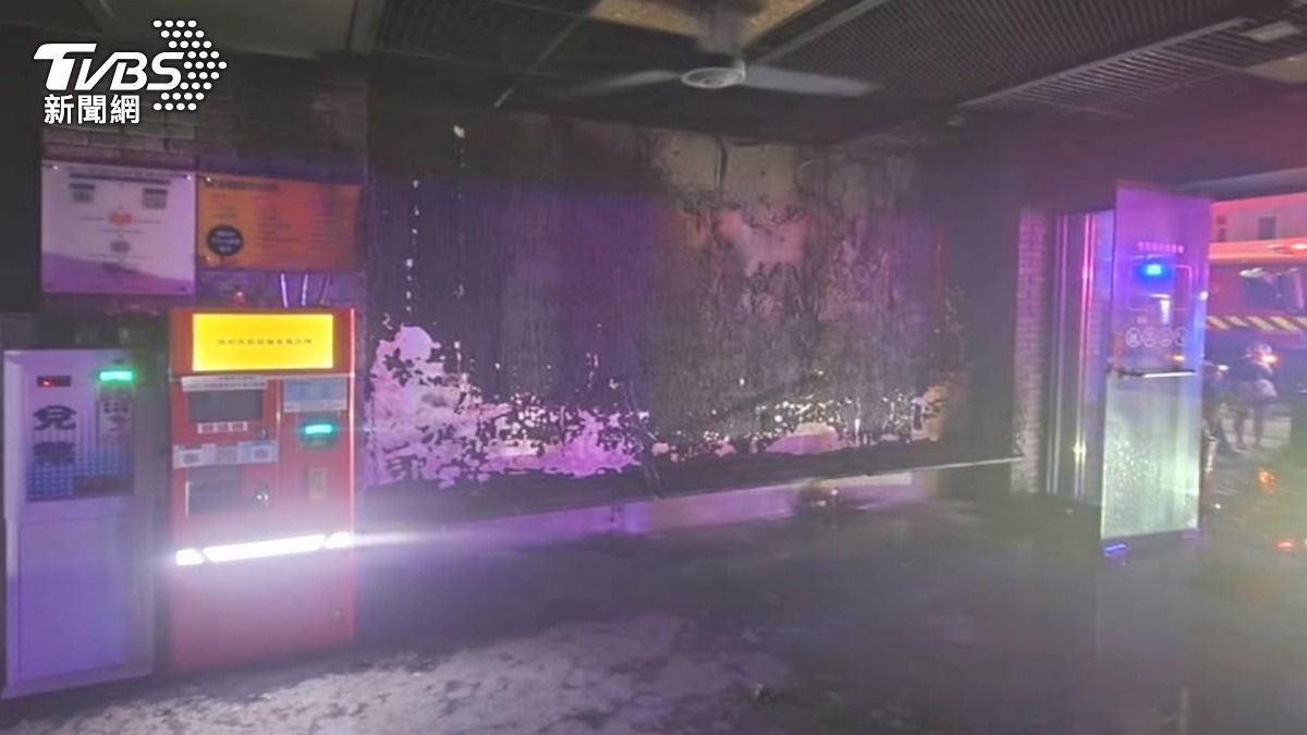 洗衣店深夜起火燃燒,牆面一片焦黑(圖/TVBS)