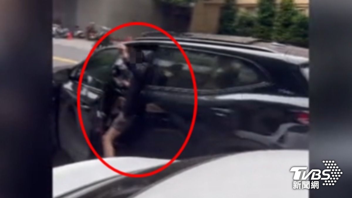 轉彎變逆向，駕駛雙手拉車門狂撞。（圖／翻攝基隆人大小事）