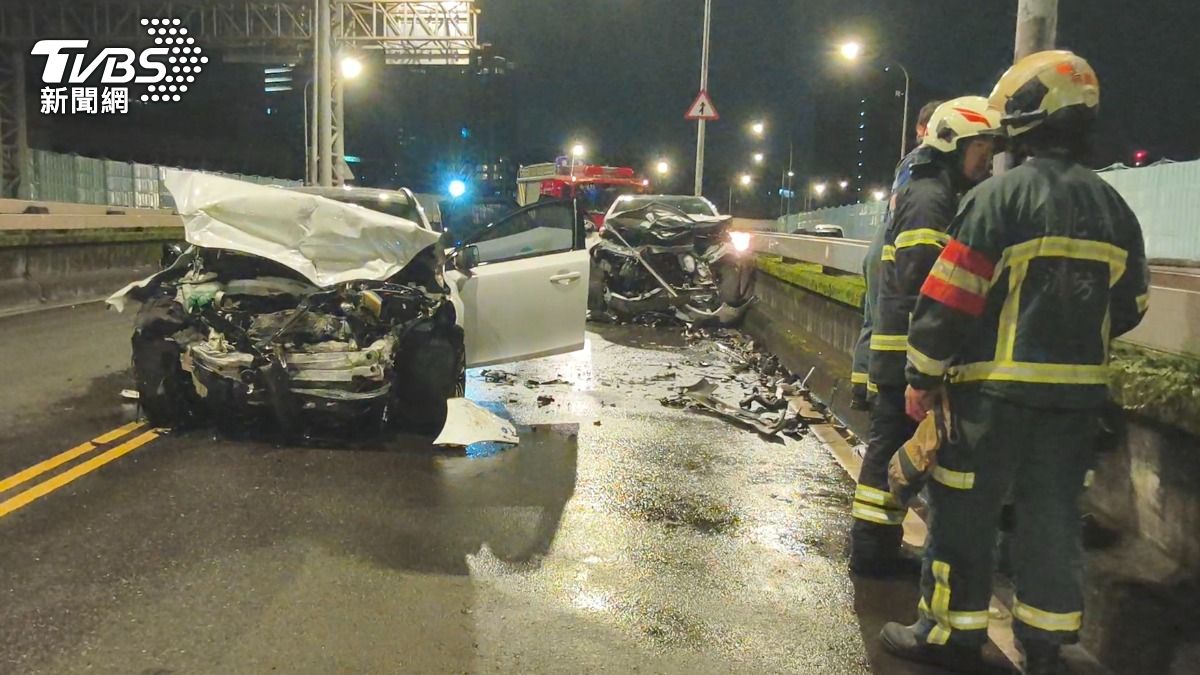 市民高架2車對撞!疑下出口「打滑」衝對向車道 2車正面撞擊