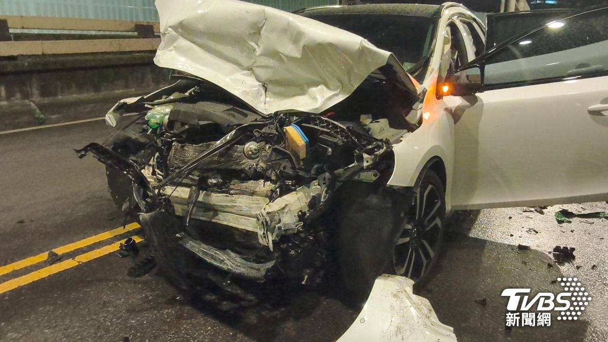 由李女駕駛的車輛經猛力撞擊,車頭幾近全毀。(圖/TVBS)