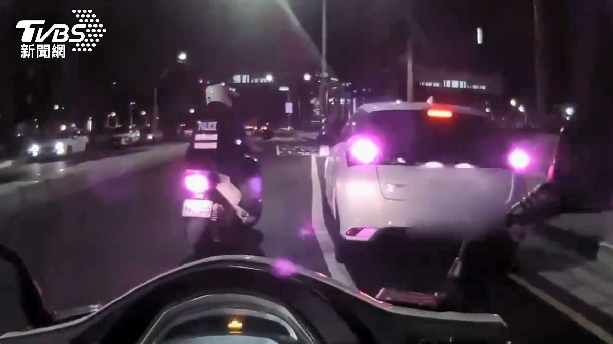 男子違停路邊遭警方盤查。(圖/TVBS)