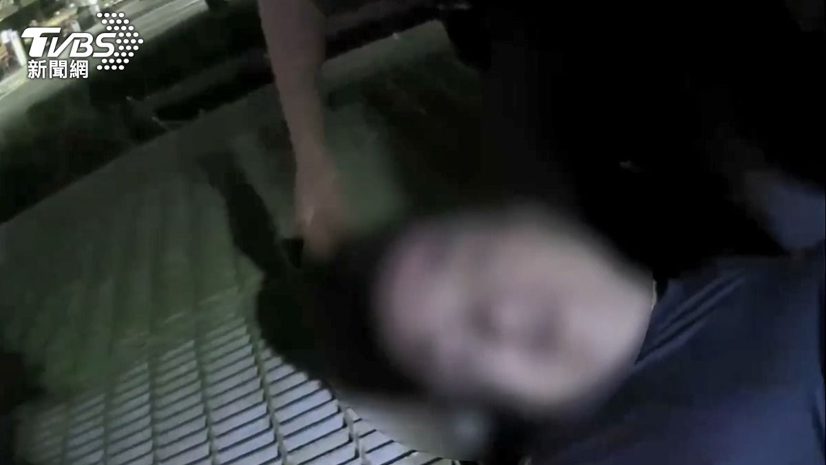 男駕駛被壓制在地。(圖/TVBS)