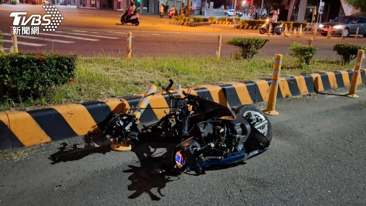 老翁的機車被撞到幾乎全毀。(圖/TVBS)