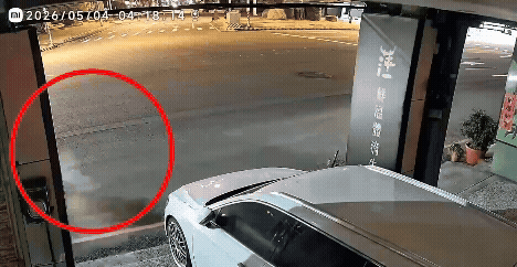 高男駕駛白色BMW,撞上2台車輛。(圖/TVBS)