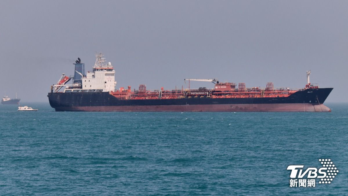 美伊雙方於荷姆茲海峽交火,伊朗宣稱擊中美軍軍艦,美軍否認,另有兩艘美國商船成功通行。(圖/達志影像美聯社)