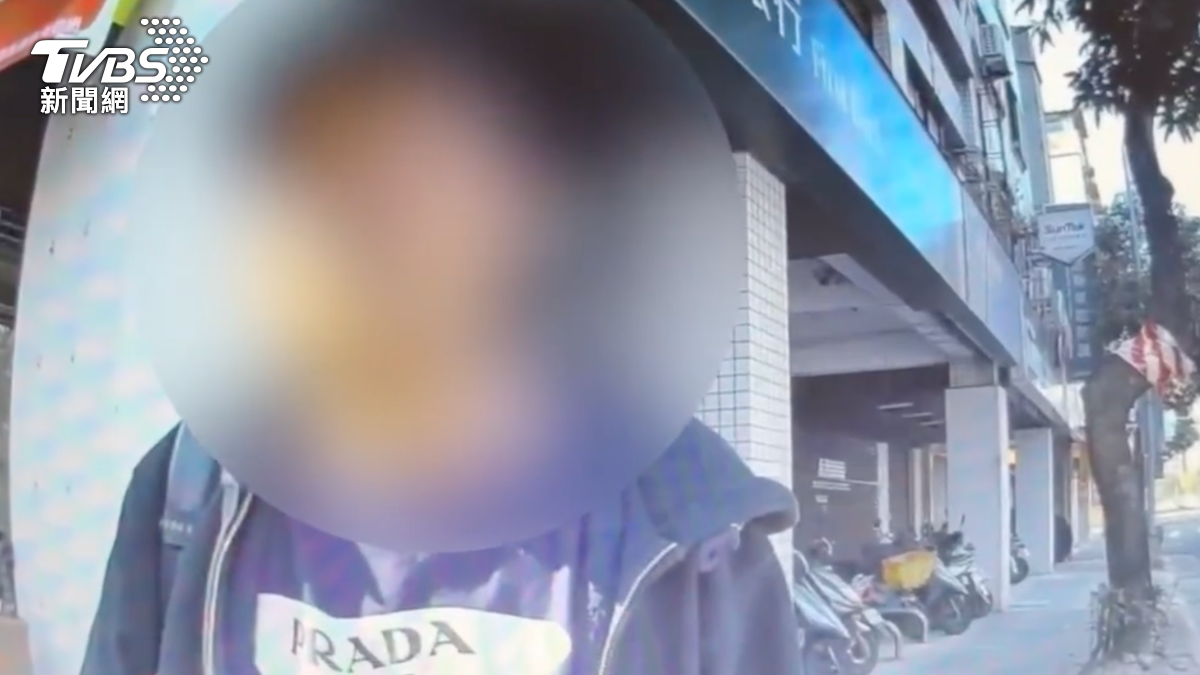 穿「PRADA」站馬路中央 北市通緝男毒藏滿身遭逮