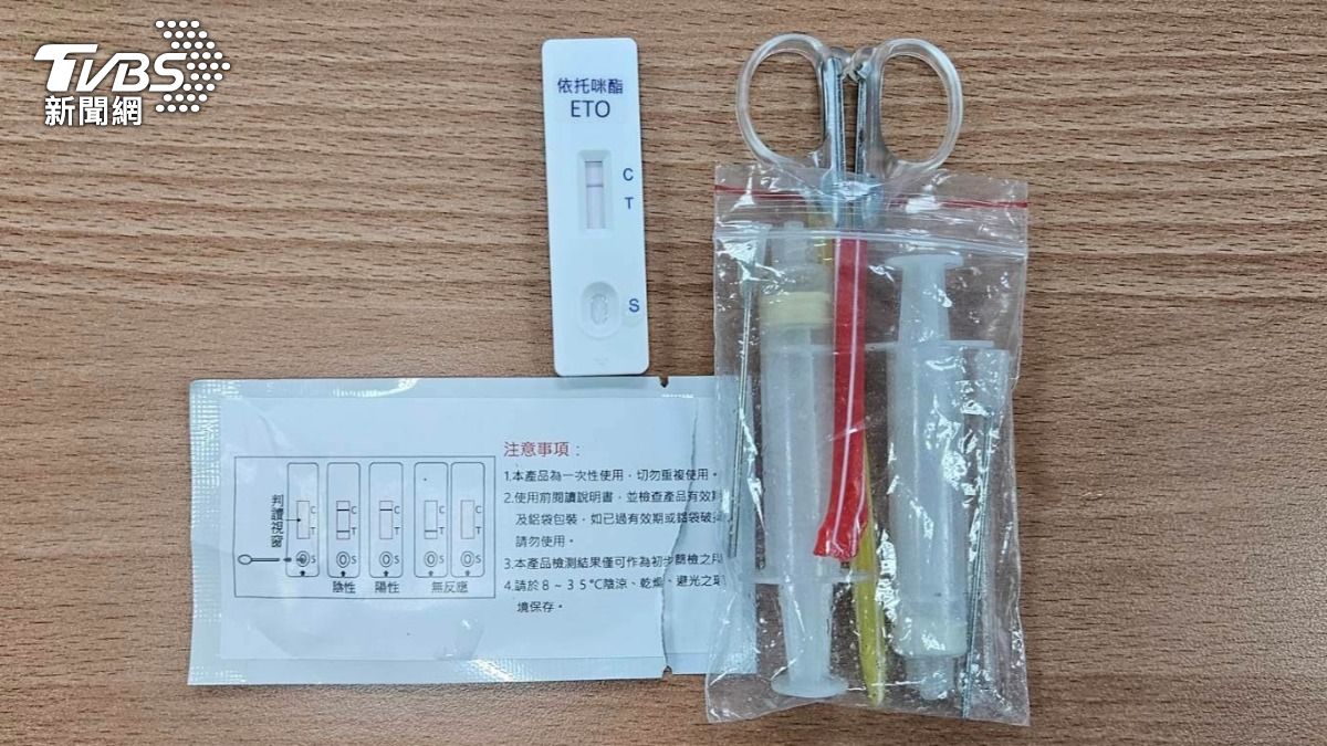 警方搜出毒品煙彈原料及分裝器。(圖/TVBS)