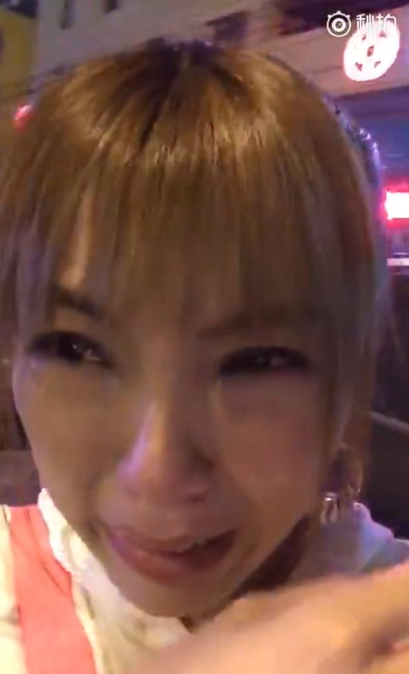 劉樂妍被丟包後在街上痛哭。（圖／翻攝自劉樂妍微博）