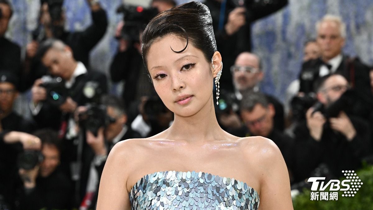 Jennie亮片禮服搭配微濕復古瀏海,整體像極美人魚。(圖/達志影像美聯社)