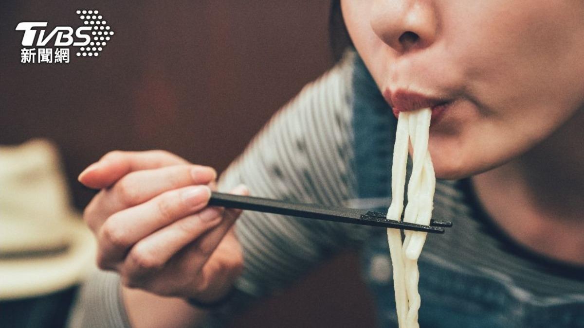 她長年吃完飯就胸悶!竟是1罕見食道病 醫示警:4症狀別輕忽