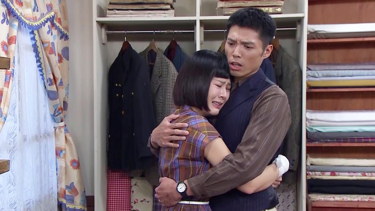 何宜珊(左)劇中手受傷,心情大受打擊。(圖/台視提供)