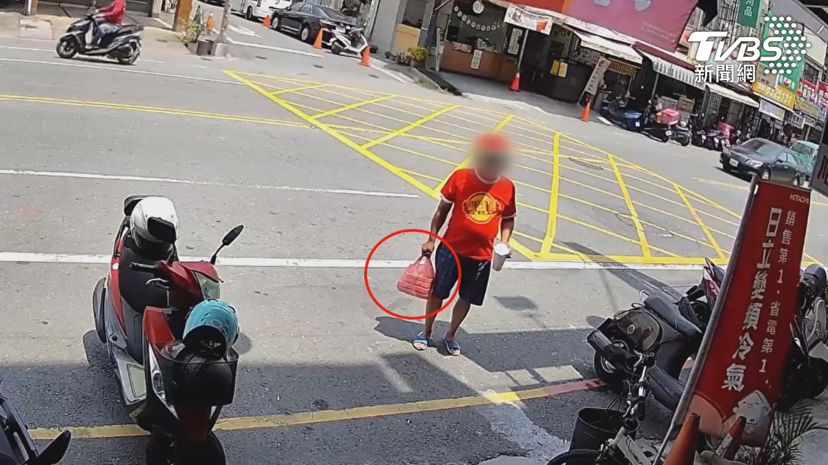 屏東東港一家冷氣行近兩個月來,每逢4日早上就會收到一名男子送來的食材,業者表示完全不認識對方。(圖/TVBS)