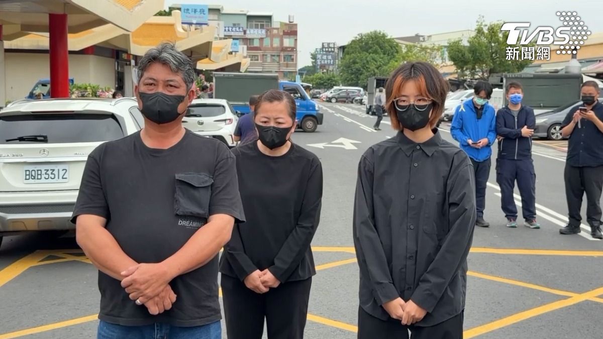 上午公祭時段,肇事女大生也在父母陪同下現身靈堂在場外致意。(圖/TVBS)