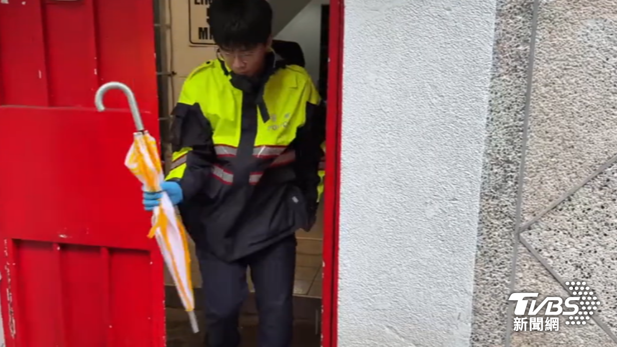 闖屋後留下雨傘，警帶回鑑識。（圖／TVBS）