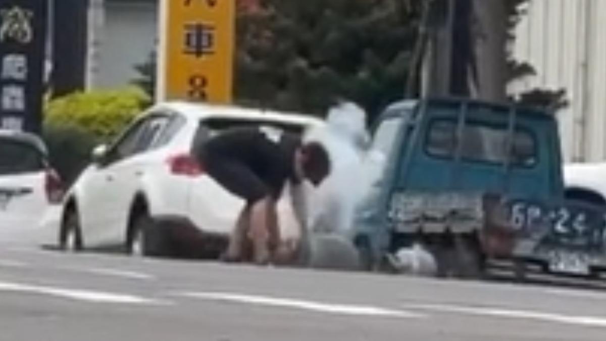瓦斯噴發狂冒煙，運將「刁菸亂丟」撿鋼瓶，嚇壞目擊民眾。（畫面翻攝／記者爆料網）