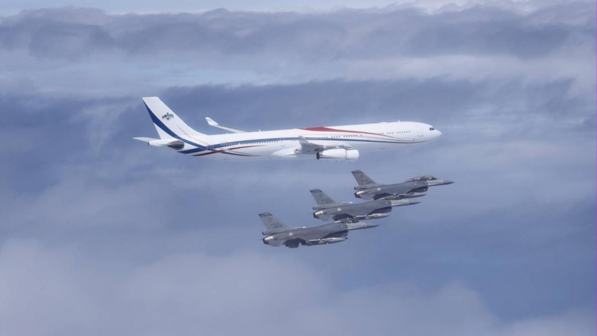 賴清德出訪3天返台「越5國上空」 F-16伴飛迎接畫面曝光